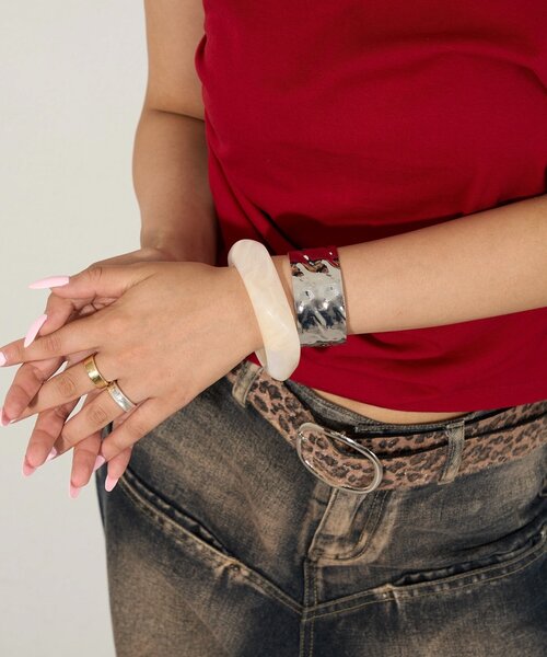 WHO'S WHO gallery（フーズフーギャラリー）の「ワイドバングル（バングル/リストバンド・レディース・ブラウン/オフホワイト/クリア/オレンジ・FREE）」の7枚目の写真