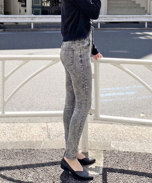 FUN(ファン)の「ボタンスキニーパンツ(デニムパンツ・レディース・ブラック/ブラック系/ネイビー・XS/S/M/L/XL)」の6枚目の写真