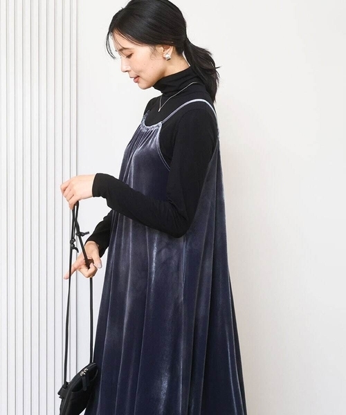 MK MICHEL KLEIN（エムケーミッシェルクラン）の「スノーベロア ショルダーストラップワンピース/洗える（ワンピース・レディース・ブルー/ブラック・38）」の2枚目の写真