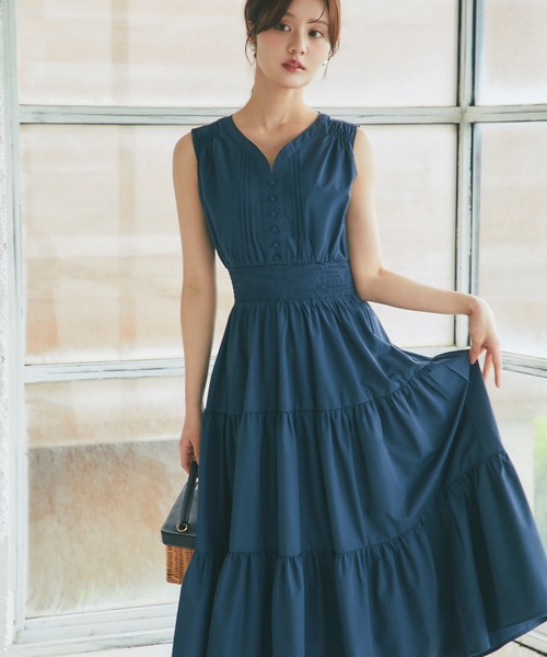 tocco closet(トッコ クローゼット)の「くるみ飾り釦付きピンタック×シャーリングティアードワンピース(ワンピース・レディース・カーキ/オフホワイト/ブラウン/ネイビー/ミント・M)」の5枚目の写真