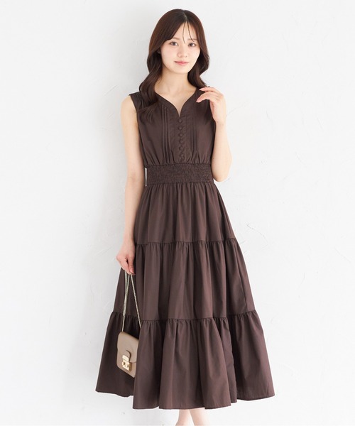 tocco closet(トッコ クローゼット)の「くるみ飾り釦付きピンタック×シャーリングティアードワンピース(ワンピース・レディース・カーキ/オフホワイト/ブラウン/ネイビー/ミント・M)」の1枚目の写真