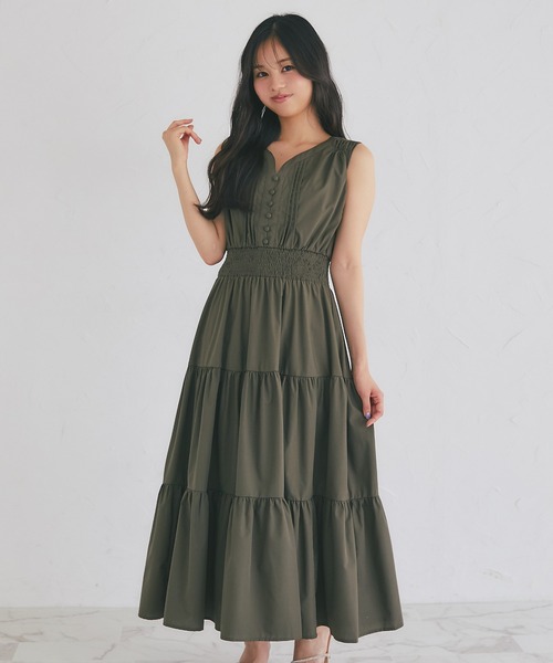tocco closet(トッコ クローゼット)の「くるみ飾り釦付きピンタック×シャーリングティアードワンピース(ワンピース・レディース・カーキ/オフホワイト/ブラウン/ネイビー/ミント・M)」の3枚目の写真