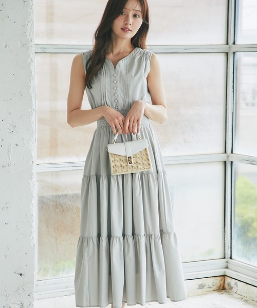 tocco closet(トッコ クローゼット)の「くるみ飾り釦付きピンタック×シャーリングティアードワンピース(ワンピース・レディース・カーキ/オフホワイト/ブラウン/ネイビー/ミント・M)」の4枚目の写真