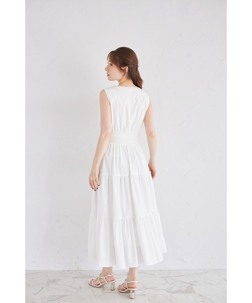 tocco closet(トッコ クローゼット)の「くるみ飾り釦付きピンタック×シャーリングティアードワンピース(ワンピース・レディース・カーキ/オフホワイト/ブラウン/ネイビー/ミント・M)」の8枚目の写真