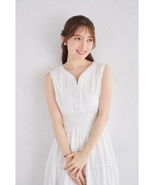 tocco closet(トッコ クローゼット)の「くるみ飾り釦付きピンタック×シャーリングティアードワンピース(ワンピース・レディース・カーキ/オフホワイト/ブラウン/ネイビー/ミント・M)」の12枚目の写真