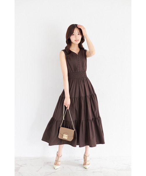 tocco closet(トッコ クローゼット)の「くるみ飾り釦付きピンタック×シャーリングティアードワンピース(ワンピース・レディース・カーキ/オフホワイト/ブラウン/ネイビー/ミント・M)」の17枚目の写真
