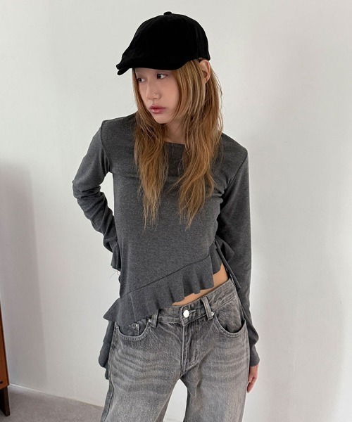 4INT.(フォイント)の「【レイヤードに最適!】アシメ フリル ラウンド 長袖 Tシャツ(Tシャツ/カットソー・レディース・グレー/ホワイト/ブラック・FREE)」の3枚目の写真