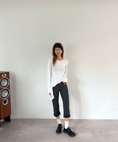 4INT.(フォイント)の「【レイヤードに最適!】アシメ フリル ラウンド 長袖 Tシャツ(Tシャツ/カットソー・レディース・グレー/ホワイト/ブラック・FREE)」の22枚目の写真
