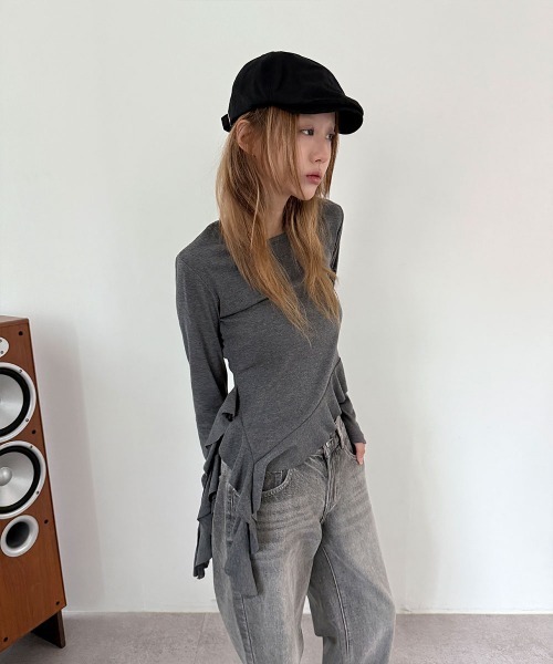 4INT.(フォイント)の「【レイヤードに最適!】アシメ フリル ラウンド 長袖 Tシャツ(Tシャツ/カットソー・レディース・グレー/ホワイト/ブラック・FREE)」の7枚目の写真