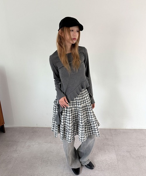 4INT.(フォイント)の「【レイヤードに最適!】アシメ フリル ラウンド 長袖 Tシャツ(Tシャツ/カットソー・レディース・グレー/ホワイト/ブラック・FREE)」の8枚目の写真