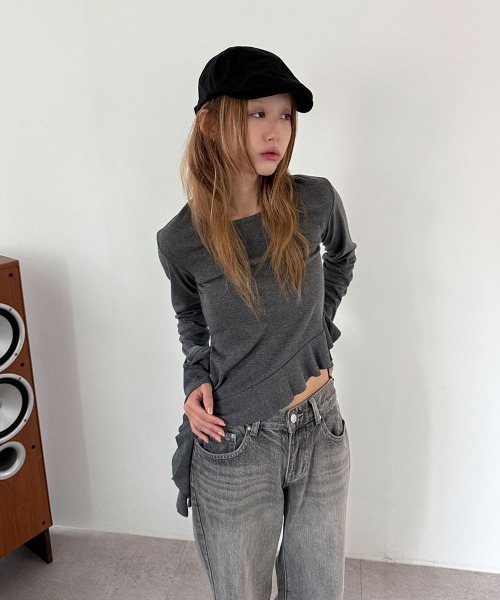 4INT.(フォイント)の「【レイヤードに最適!】アシメ フリル ラウンド 長袖 Tシャツ(Tシャツ/カットソー・レディース・グレー/ホワイト/ブラック・FREE)」の9枚目の写真