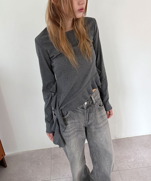 4INT.(フォイント)の「【レイヤードに最適!】アシメ フリル ラウンド 長袖 Tシャツ(Tシャツ/カットソー・レディース・グレー/ホワイト/ブラック・FREE)」の12枚目の写真