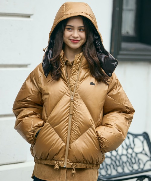 LACOSTE(ラコステ)の「オーバーサイズ撥水ナイロンダウンジャケット / フード取り外し可(ダウンジャケット/コート・レディース・キャメル・36/34/40/38)」の1枚目の写真