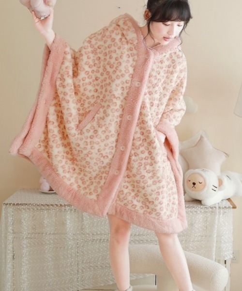 gossip！ロサンゼルス（ゴシップロサンゼルス）の「【Y2Kガーリー】レオパード柄もこもこフード付きルームウェア／ガウン（秋冬新作）（ガウン/バスローブ・レディース・ピンク/ライトブルー・FREE）」の9枚目の写真