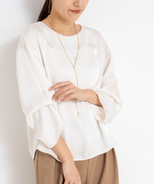 NOLLEY’S Sophi(ノーリーズソフィ)の「ウォッシャブル2WAYサテンブラウス(シャツ/ブラウス・レディース・カーキ/オフホワイト・38/36)」の2枚目の写真