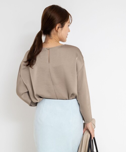 NOLLEY’S Sophi(ノーリーズソフィ)の「ウォッシャブル2WAYサテンブラウス(シャツ/ブラウス・レディース・カーキ/オフホワイト・38/36)」の5枚目の写真