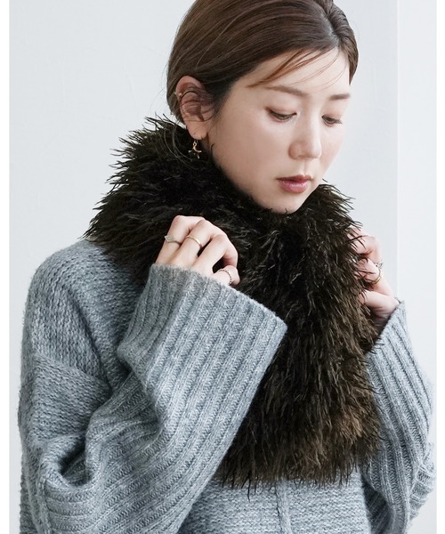 reca（レカ）の「フェイクファーティペット（マフラー・レディース・ダークブラウン/グレイッシュベージュ・ONE SIZE）」の2枚目の写真