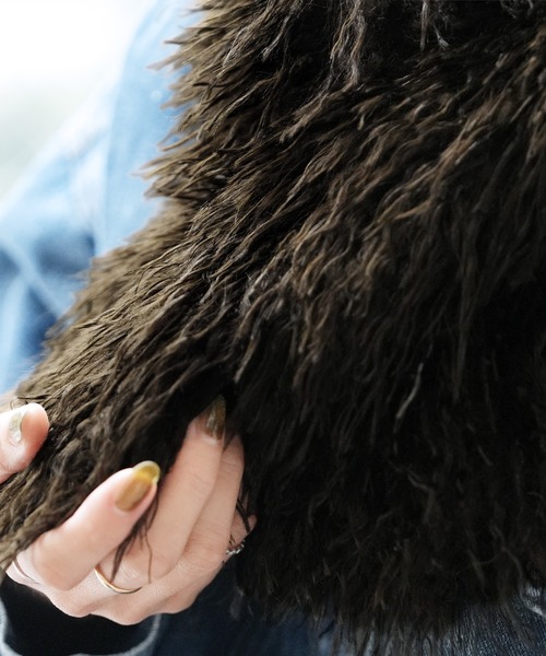 reca（レカ）の「フェイクファーティペット（マフラー・レディース・ダークブラウン/グレイッシュベージュ・ONE SIZE）」の6枚目の写真