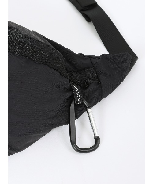 SUIT SQUARE(スーツスクエア)の「パッカブルボディバッグ 撥水 軽量ナイロン(ボディバッグ/ウエストポーチ・メンズ・ブラック・F)」の6枚目の写真