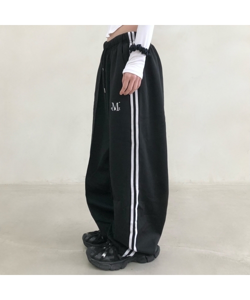 MUCENT(ムセント)の「ラカンサイドラインストリングワイドパンツ 男女共用(スウェットパンツ・レディース・ブラック・FREE)」の1枚目の写真