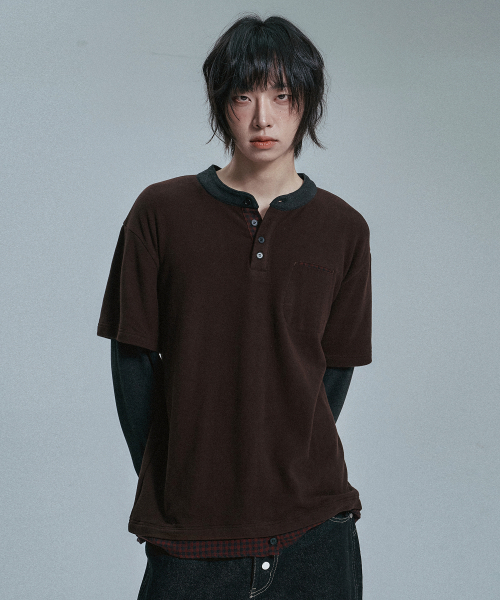 MOO(エムオーオー)の「チェックレイヤードヘンリーネックロングスリーブ - ブラウン(Tシャツ/カットソー・メンズ・ブラウン・MEDIUM/LARGE)」の1枚目の写真