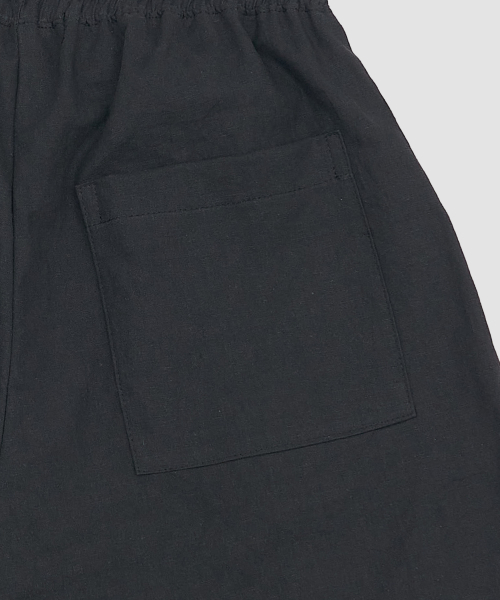 PAPERBOY(ペーパーボーイ)の「リネンバイオピンタックハーフパンツ-ブラック(その他パンツ・レディース・その他・MEDIUM/LARGE/X-LARGE/SMALL)」の3枚目の写真