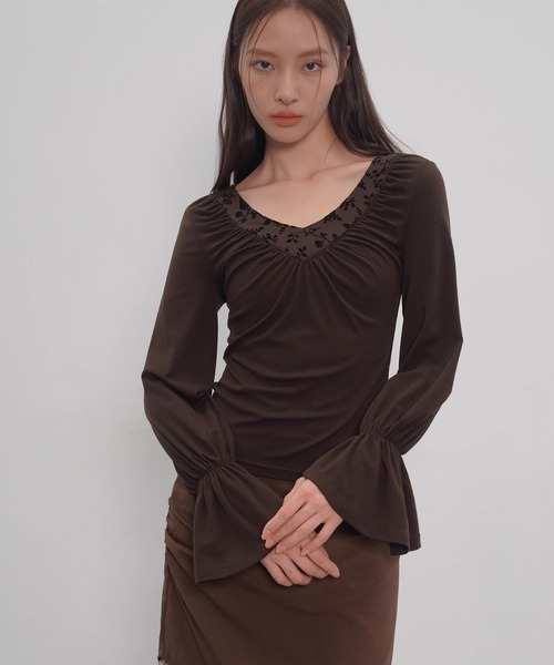 EIGHTHMONTH（エイスマンス）の「VネックフラワートップスEM25a152【EIGHTHMONTH】（Tシャツ/カットソー・レディース・ブラウン/グレー・M/S）」の3枚目の写真