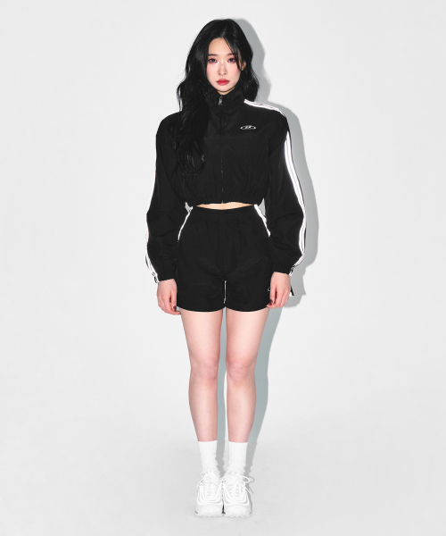 BORN TO WIN（ボーントゥウィン）の「REFLECTIVE LINE CROP WIND BREAKER [BLACK]（ジャージ・レディース・その他・2/1）」の3枚目の写真