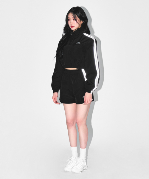 BORN TO WIN（ボーントゥウィン）の「REFLECTIVE LINE CROP WIND BREAKER [BLACK]（ジャージ・レディース・その他・2/1）」の4枚目の写真