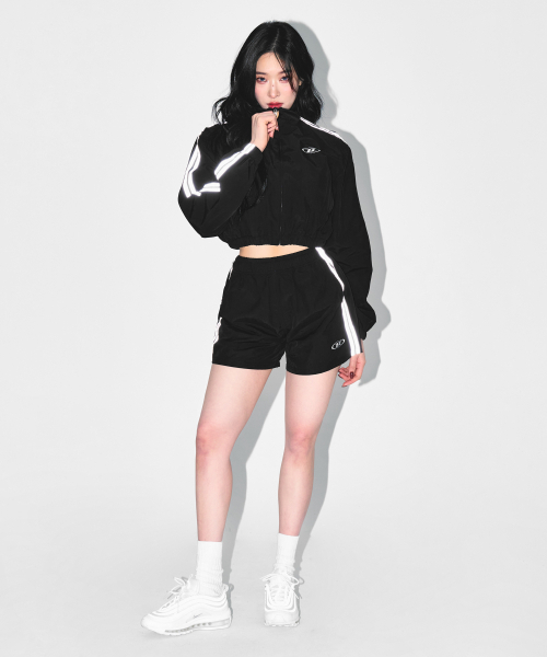 BORN TO WIN（ボーントゥウィン）の「REFLECTIVE LINE CROP WIND BREAKER [BLACK]（ジャージ・レディース・その他・2/1）」の6枚目の写真