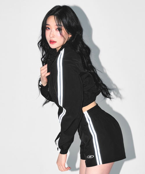 BORN TO WIN（ボーントゥウィン）の「REFLECTIVE LINE CROP WIND BREAKER [BLACK]（ジャージ・レディース・その他・2/1）」の7枚目の写真