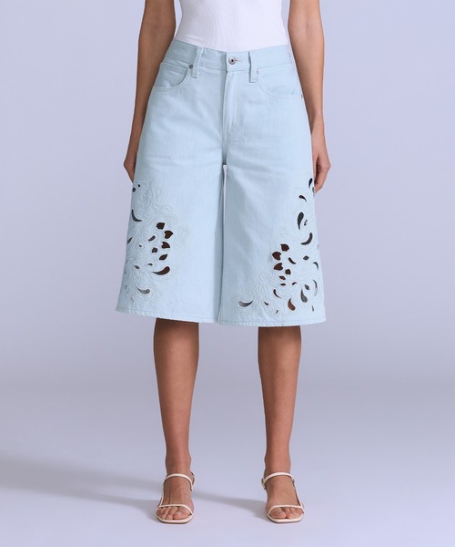 Levi's(リーバイス)の「Levi's/リーバイス BLUETAB(TM) EMBROIDERED BANDIT ショーツ ライトインディゴ(デニムパンツ・レディース・インディゴブルー・28inch/27inch/26inch/25inch/24inch/23inch)」の1枚目の写真