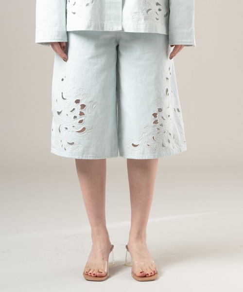 Levi's(リーバイス)の「Levi's/リーバイス BLUETAB(TM) EMBROIDERED BANDIT ショーツ ライトインディゴ(デニムパンツ・レディース・インディゴブルー・28inch/27inch/26inch/25inch/24inch/23inch)」の5枚目の写真