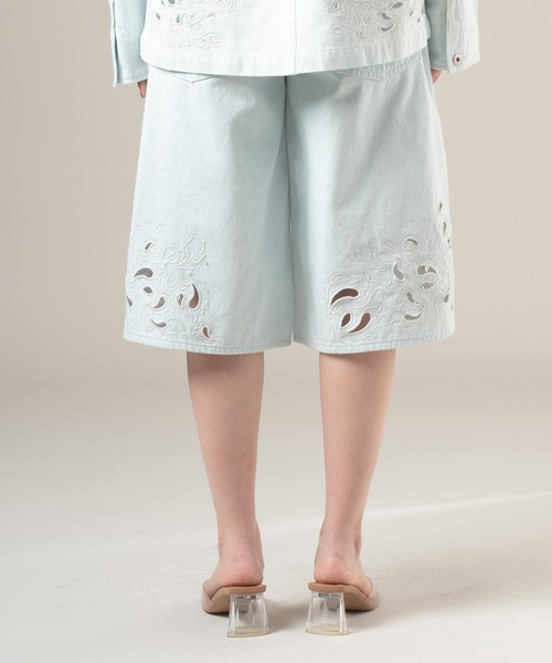 Levi's(リーバイス)の「Levi's/リーバイス BLUETAB(TM) EMBROIDERED BANDIT ショーツ ライトインディゴ(デニムパンツ・レディース・インディゴブルー・28inch/27inch/26inch/25inch/24inch/23inch)」の7枚目の写真