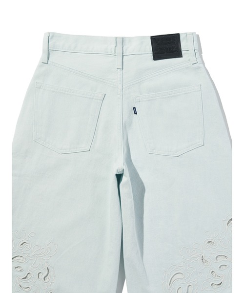 Levi's(リーバイス)の「Levi's/リーバイス BLUETAB(TM) EMBROIDERED BANDIT ショーツ ライトインディゴ(デニムパンツ・レディース・インディゴブルー・28inch/27inch/26inch/25inch/24inch/23inch)」の16枚目の写真