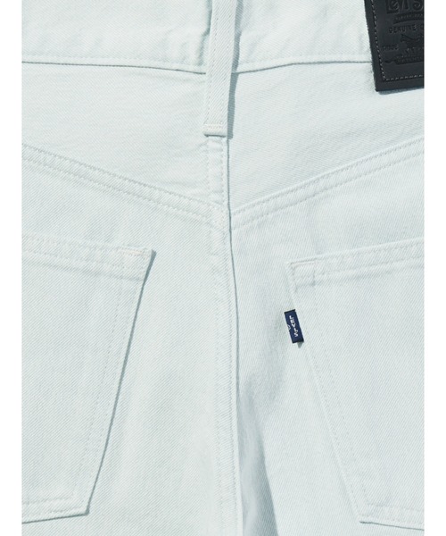 Levi's(リーバイス)の「Levi's/リーバイス BLUETAB(TM) EMBROIDERED BANDIT ショーツ ライトインディゴ(デニムパンツ・レディース・インディゴブルー・28inch/27inch/26inch/25inch/24inch/23inch)」の17枚目の写真