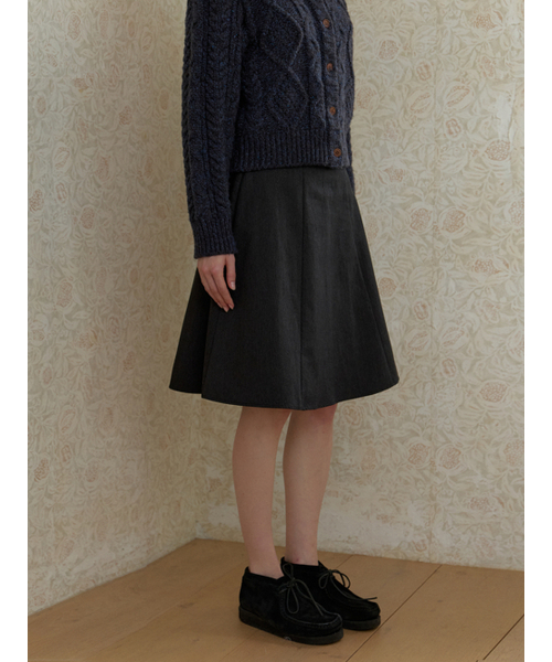 KINDABABY(カインダベイビー)の「basic flare midi skirt - charcoal(スカート・レディース・その他・S/M)」の4枚目の写真