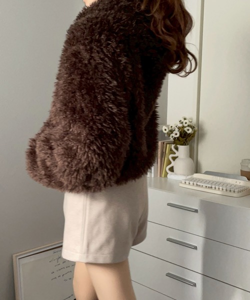 merrylatte(メリーラテ)の「ショート丈ファージャケット / ファーコート 【NOUA】(ブルゾン・レディース・ブラウン/アイボリー・FREE)」の11枚目の写真