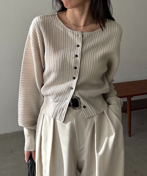 CAPRICIEUX LE'MAGE（カプリシューレマージュ）の「プリーツパフカーディガン（カーディガン/ボレロ・レディース・チャコールグレー/ホワイト/ピンク/ベージュ・FREE）」の4枚目の写真