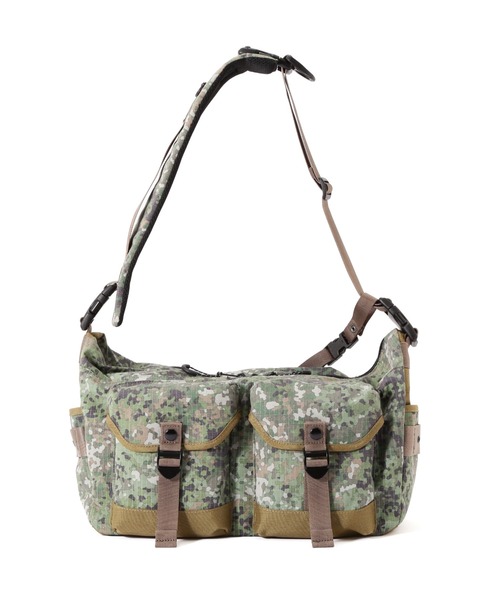 AVIREX(アヴィレックス)の「《直営店限定》REFLECT RIP BOAT SHAPED SHOULDER BAG / リフレクト リップ 舟形ショルダーバッグ / AVIREX / アヴィレックス(ショルダーバッグ・メンズ・グリーン系カモフラージュ/ブラック・FREE)」の1枚目の写真