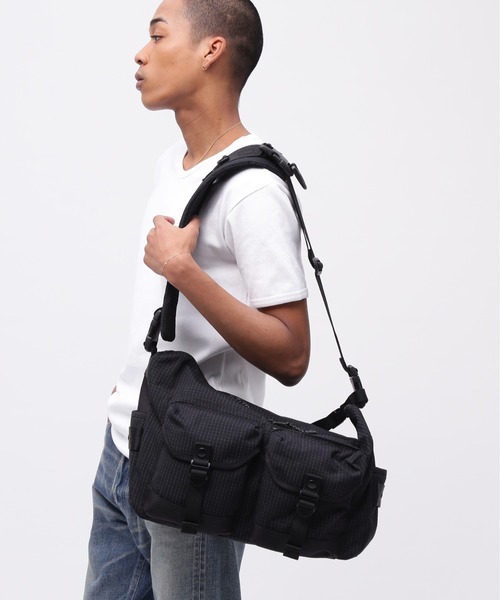 AVIREX(アヴィレックス)の「《直営店限定》REFLECT RIP BOAT SHAPED SHOULDER BAG / リフレクト リップ 舟形ショルダーバッグ / AVIREX / アヴィレックス(ショルダーバッグ・メンズ・グリーン系カモフラージュ/ブラック・FREE)」の3枚目の写真