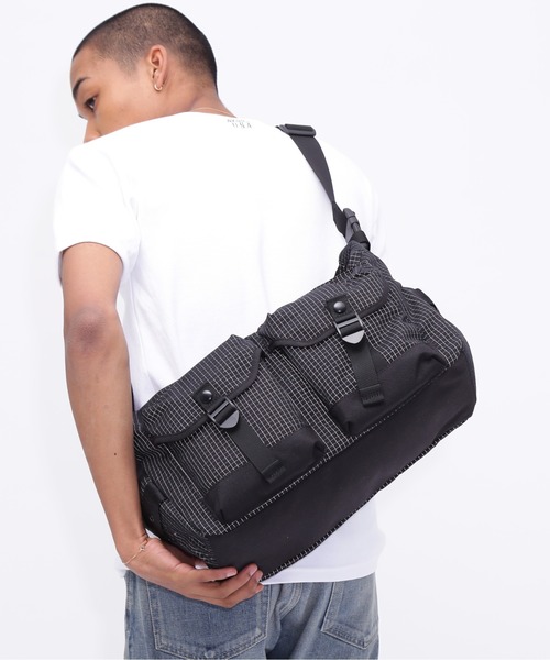 AVIREX(アヴィレックス)の「《直営店限定》REFLECT RIP BOAT SHAPED SHOULDER BAG / リフレクト リップ 舟形ショルダーバッグ / AVIREX / アヴィレックス(ショルダーバッグ・メンズ・グリーン系カモフラージュ/ブラック・FREE)」の4枚目の写真