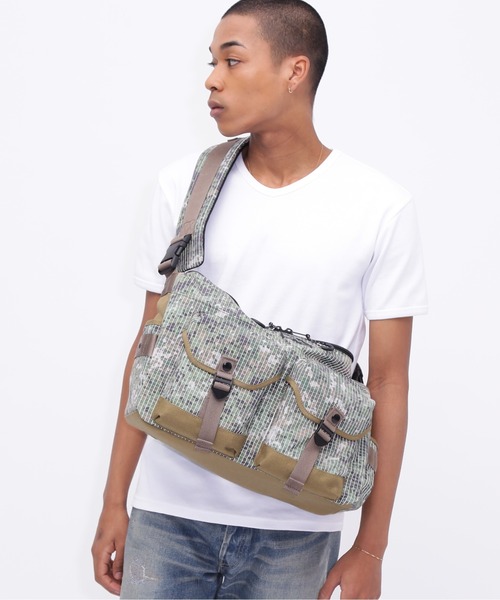 AVIREX(アヴィレックス)の「《直営店限定》REFLECT RIP BOAT SHAPED SHOULDER BAG / リフレクト リップ 舟形ショルダーバッグ / AVIREX / アヴィレックス(ショルダーバッグ・メンズ・グリーン系カモフラージュ/ブラック・FREE)」の7枚目の写真