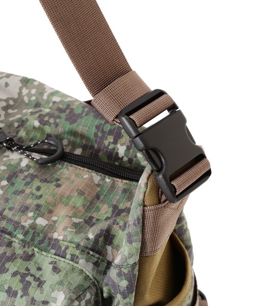 AVIREX(アヴィレックス)の「《直営店限定》REFLECT RIP BOAT SHAPED SHOULDER BAG / リフレクト リップ 舟形ショルダーバッグ / AVIREX / アヴィレックス(ショルダーバッグ・メンズ・グリーン系カモフラージュ/ブラック・FREE)」の13枚目の写真
