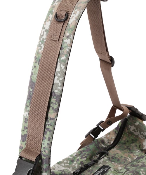 AVIREX(アヴィレックス)の「《直営店限定》REFLECT RIP BOAT SHAPED SHOULDER BAG / リフレクト リップ 舟形ショルダーバッグ / AVIREX / アヴィレックス(ショルダーバッグ・メンズ・グリーン系カモフラージュ/ブラック・FREE)」の16枚目の写真