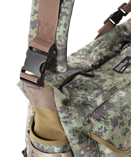 AVIREX(アヴィレックス)の「《直営店限定》REFLECT RIP BOAT SHAPED SHOULDER BAG / リフレクト リップ 舟形ショルダーバッグ / AVIREX / アヴィレックス(ショルダーバッグ・メンズ・グリーン系カモフラージュ/ブラック・FREE)」の17枚目の写真