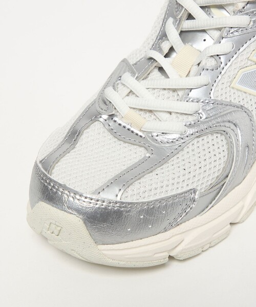NEW BALANCE(ニューバランス)の「<New Balance>U530 メタリックカラー スニーカー(スニーカー・レディース・ゴールド/シルバー・22.5cm/23cm/23.5cm/24cm/24.5cm/25cm)」の3枚目の写真