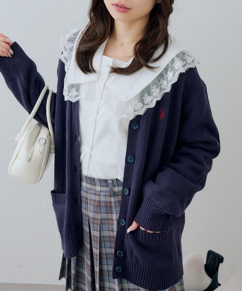 U.S. POLO ASSN.(ユーエスポロアッスン)の「【U.S. POLO ASSN. ×RMAF】スクールカーディガン(カーディガン/ボレロ・レディース・オフホワイト/ベージュ/ネイビー・LARGE/MEDIUM)」の1枚目の写真
