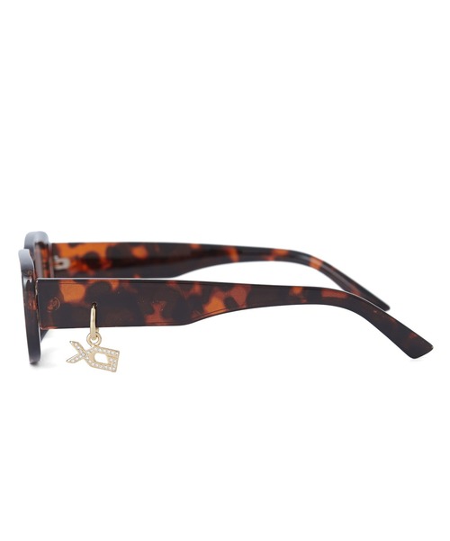X-girl(エックスガール)の「XG CHARM CUSTOM SQUARE SUNGLASSES(サングラス・レディース・ブラウン/ブラック・ONE SIZE)」の5枚目の写真