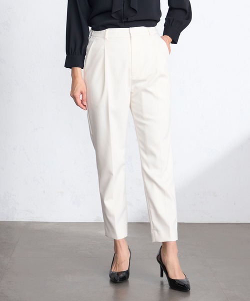 GALLORIA（ギャローリア）の「【洗濯機で洗える】タックテーパードパンツ（その他パンツ・レディース・オフホワイト/ネイビー・M/LL/L/S）」の10枚目の写真